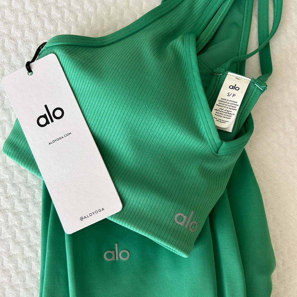 Alo sports bra in lettuce